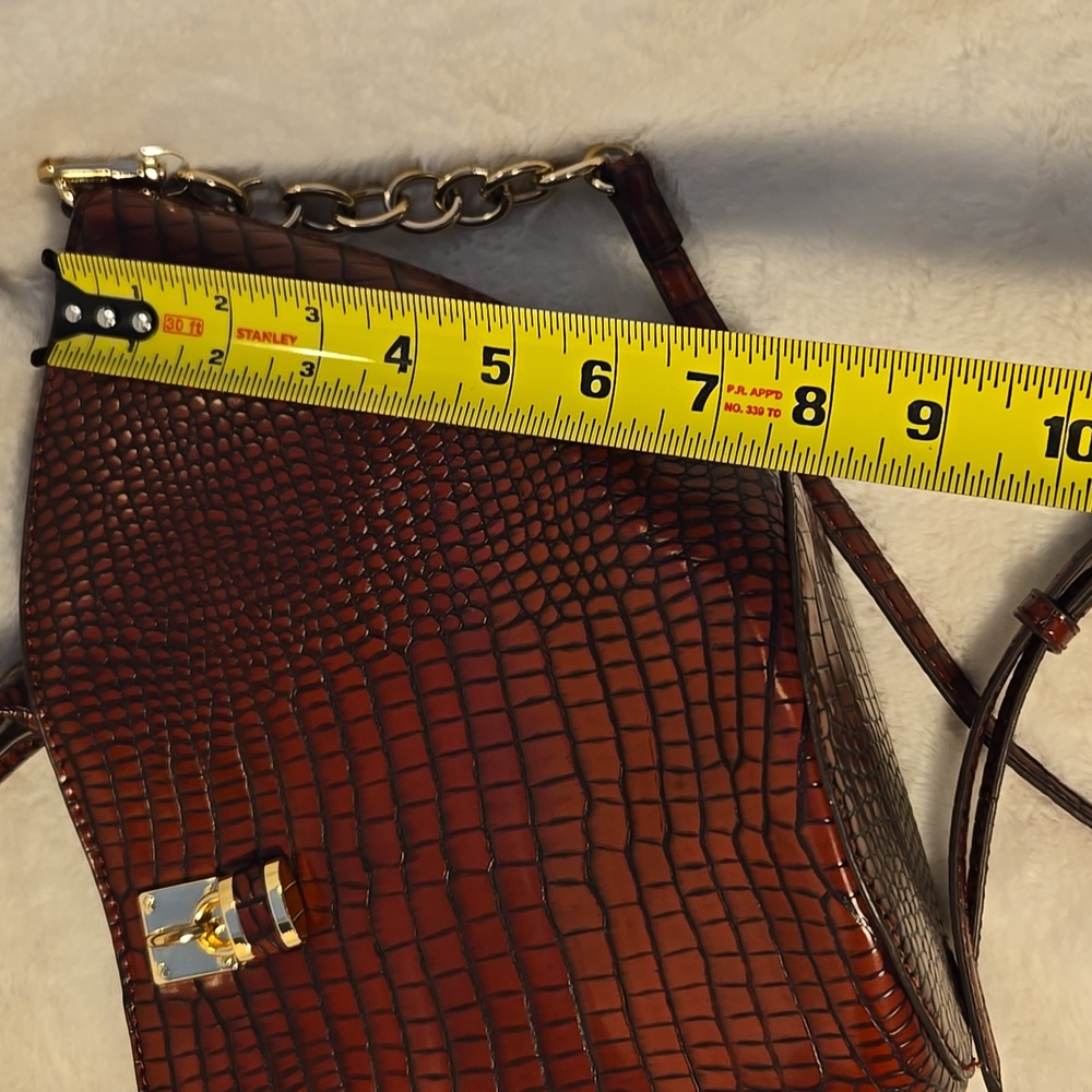 Elegant Cranberry Crocodile-Embossed Shoulder Bag - Picture 2 of 8